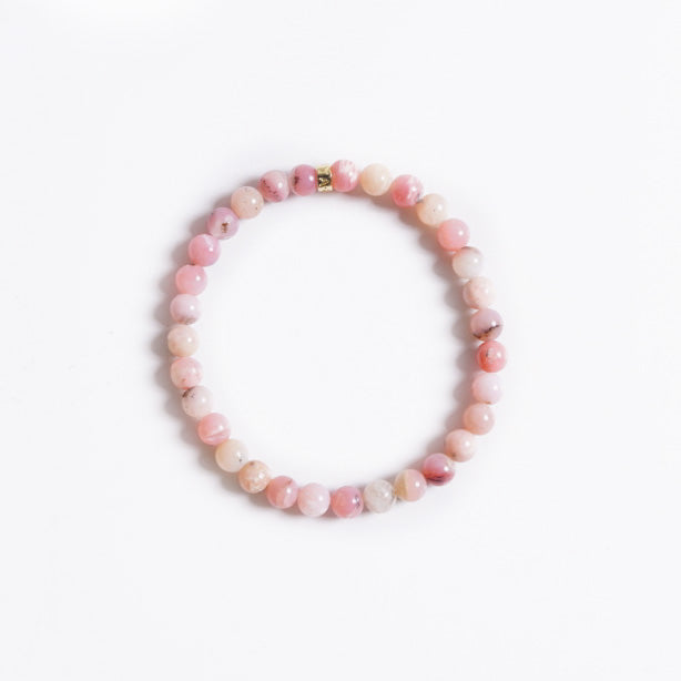 Pink Opal Armband - Auge der Götter, a beautiful beaded bracelet with soft pink stones and gold accents.